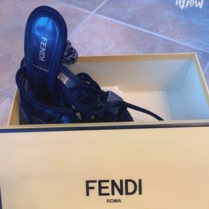 Fendi check all the photos, do not accept return